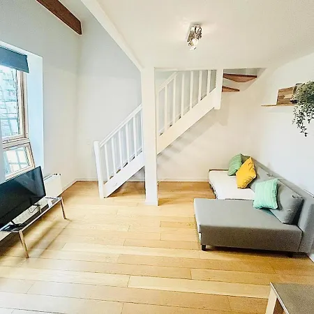 Beautiful One Bedroom Close To The Train Station Apartment